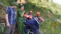 Đưa thi thể một nạn nhân nữ tử vong dưới vực sâu lên