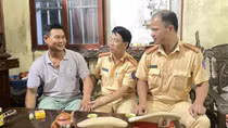 Gặp nạn trong mưa, người đàn ông được CSGT đưa đi cấp cứu