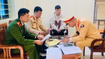 Xử lý nam thanh niên bốc đầu xe máy trên cầu Móng Sến
