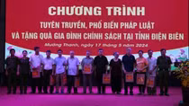 Tuyên truyền pháp luật và tặng quà gia đình chính sách tại Điện Biên