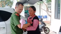 Phó Trưởng Công an huyện làm “bà đỡ” trên đường đi công tác