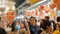 Nhộn nhịp khách tham quan lên Phố lồng đèn Lương Nhữ Học đón Trung thu
