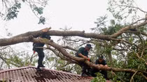 CBCS Trung tâm Huấn luyện quốc gia về phòng, chống khủng bố giúp dân khắc phục hậu quả bão số 3