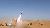 Houthi bắn tên lửa siêu vượt âm từ Yemen vào căn cứ không quân Israel