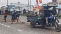 CSGT truy tìm, buộc tài xế xe benz phải thu gom cát, đá làm rơi xuống đường