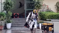 Khu chung cư bị khói đen bủa vây vì cháy phòng chứa rác