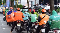 Hà Nội lấy ý kiến về quy định xe ôm phải có thẻ hành nghề