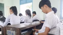 Nhà trường nói gì về quy định cấm học sinh sử dụng điện thoại trong giờ học?