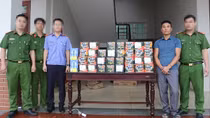 Bị bắt giữ khi đang mang 100 kg pháo giao cho khách
