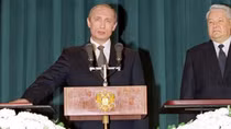 Hình ảnh lễ nhậm chức đầu tiên cách đây 24 năm của Tổng thống Putin