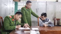 Con nghiện mang bình xịt hơi cay hỏi mua điện thoại rồi… cướp