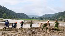 Công an Điện Biên dầm mình trong mưa lũ, vì nhân dân phục vụ