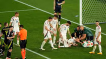 Tiền đạo Hungary gãy xương mặt sau va chạm kinh hoàng trên sân