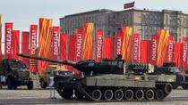 Nga trưng bày siêu tăng Leopard 2 thu từ Ukraine giữa thủ đô Moscow