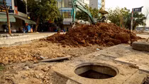 Dân khốn khổ vì đào xới vỉa hè gần 3 tháng không xong