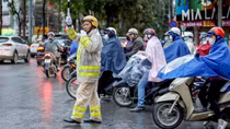 Hà Nội chuyển rét đậm, CSGT cắm chốt chống ùn tắc từ mờ sáng