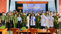 Khám bệnh và tặng quà gia đình chính sách tại Quảng Bình