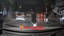 Nhóm trẻ trâu chạy xe nẹt pô, dàn hàng ngang... còn gây hấn với tài xế ô tô