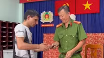Truy bắt nhanh tên cướp, thu hồi tài sản trả lại cho du khách nước ngoài