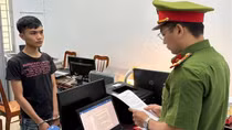 Vác hung khí đi chém người, thêm 2 nam thanh niên bị bắt