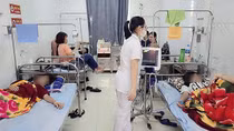 Điều tra vụ 13 học sinh nhập viện sau khi uống nước ngọt ở cổng trường