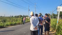 Nam thanh niên tử vong trong vườn thanh long, xe máy đè trên người