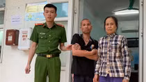 Công an xã giúp đỡ người bị thiểu năng trí tuệ đi lạc về với gia đình
