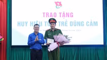 Đại uý Lục Văn Nguyên được trao tặng huy hiệu Tuổi trẻ dũng cảm
