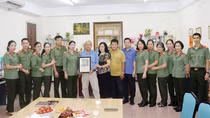 Tình người qua những trang hồ sơ