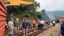 Tàu chở hàng lật 3 toa trên đèo Hải Vân