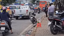 Thắng gấp tránh xe đạp, người điều khiển xe máy bị xe khách cán tử vong