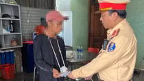 CSGT Công an Đắk Nông hỗ trợ thanh niên bị gãy tay gặp khó khăn trở về nhà an toàn