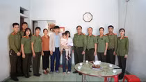 Trao tiền hỗ trợ thân nhân các gia đình cán bộ, chiến sĩ tử nạn bởi cơn bão số 3
