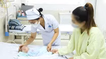 Trên đường về nhà, nữ điều dưỡng kịp cứu sống trẻ sơ sinh đã ngưng thở