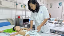 Bé gái 3 tuổi bị xe công nông cán qua người hồi phục kỳ diệu
