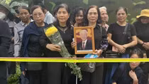 Hàng nghìn người dân đứng bên đường chờ đưa tang Tổng Bí thư Nguyễn Phú Trọng
