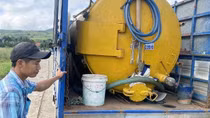 Xe hút hầm vệ sinh xả thải trộm vào ruộng đậu bắp của dân