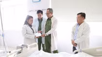 Thăm hỏi, hỗ trợ kinh phí điều trị cho hai người dân bị thương lúc truy đuổi cướp