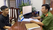 Vào tiệm cầm đồ cướp tài sản rồi trèo lên nóc nhà bỏ trốn