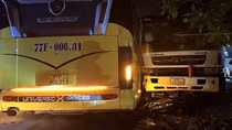 Xe máy bị kẹp giữa xe khách và xe đầu kéo