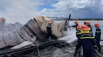 Cháy quán chè giữa trưa tại Quảng Ngãi
