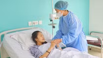 Bà hiến gan ghép cho cháu gái không cùng nhóm máu