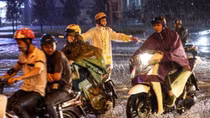 Miền Bắc nắng nóng cả ngày, chiều tối đổ mưa