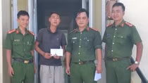 Công an giúp đỡ người đàn ông nghèo bị xe khách bỏ rơi dọc đường