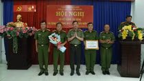 Khen thưởng đơn vị bắt đối tượng tạt xăng đốt người yêu