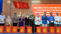 Trao 200 phần quà tặng bà con có hoàn cảnh khó khăn ở Long An