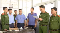 Đăng kiểm viên nhận tiền cấp giấy an toàn kỹ thuật cho xe được cải tạo