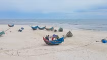 Thăm hỏi, động viên hỗ trợ ngư dân gặp nạn trên biển