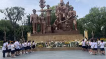 Những bó hoa dưới chân tượng đài