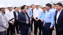 Thủ tướng kiểm tra công trường mở rộng sân bay Điện Biên và một số công trình trọng điểm